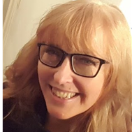 Profilbild Mia Ahlgren, leende blond kvinna med svarta glasögon