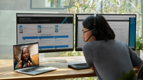 Orang yang berbicara dengan orang lain dalam panggilan video